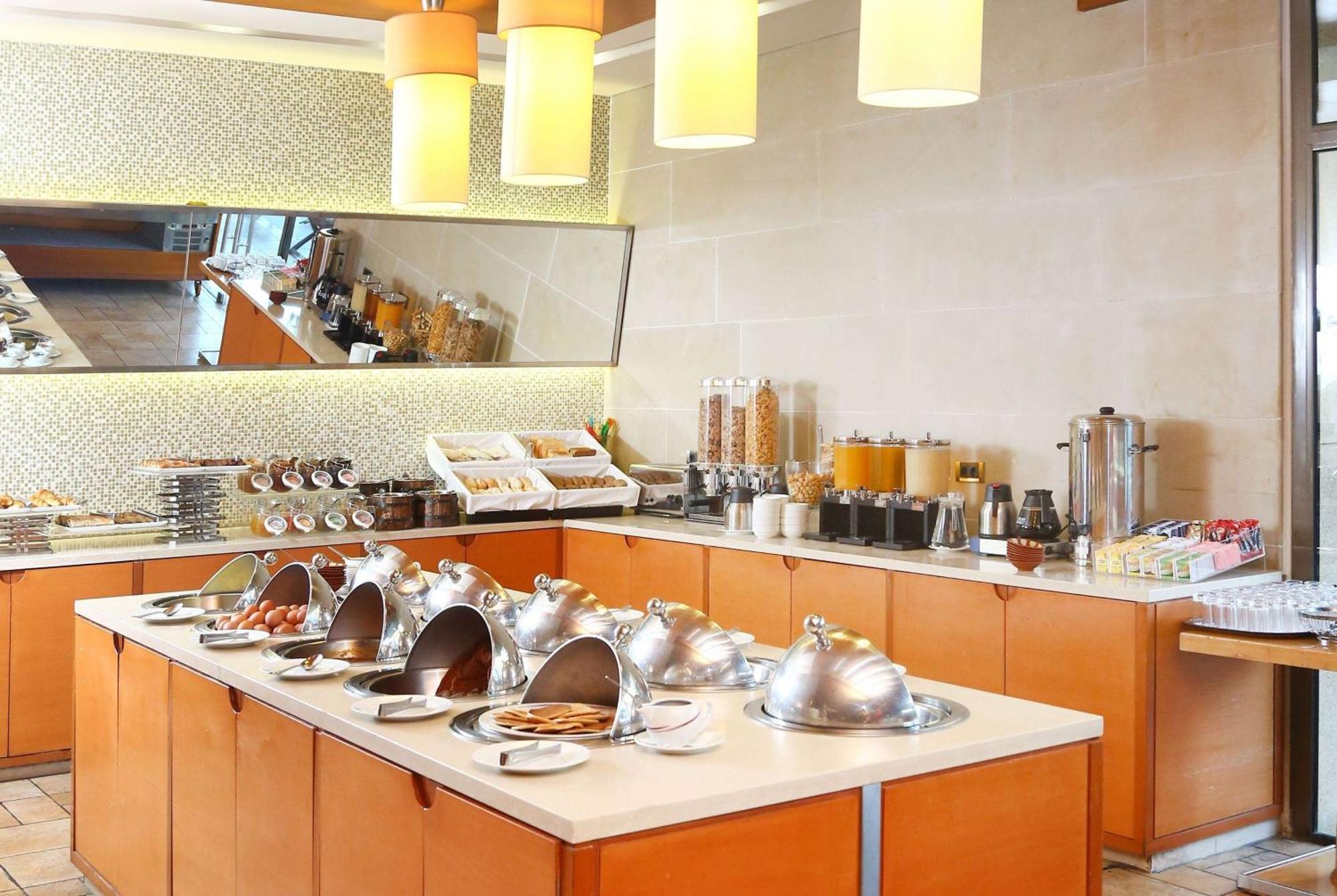 Hotel Ramada Plaza By Wyndham Beirut Raouche Extérieur photo