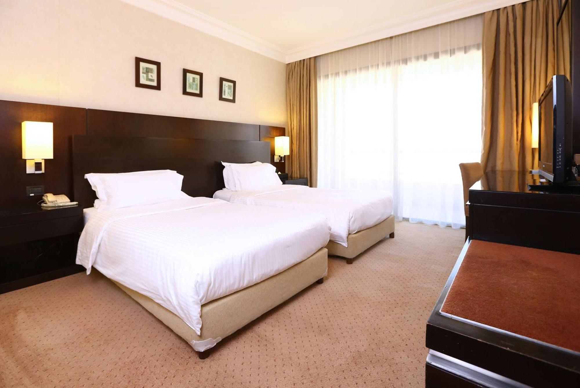 Hotel Ramada Plaza By Wyndham Beirut Raouche Extérieur photo