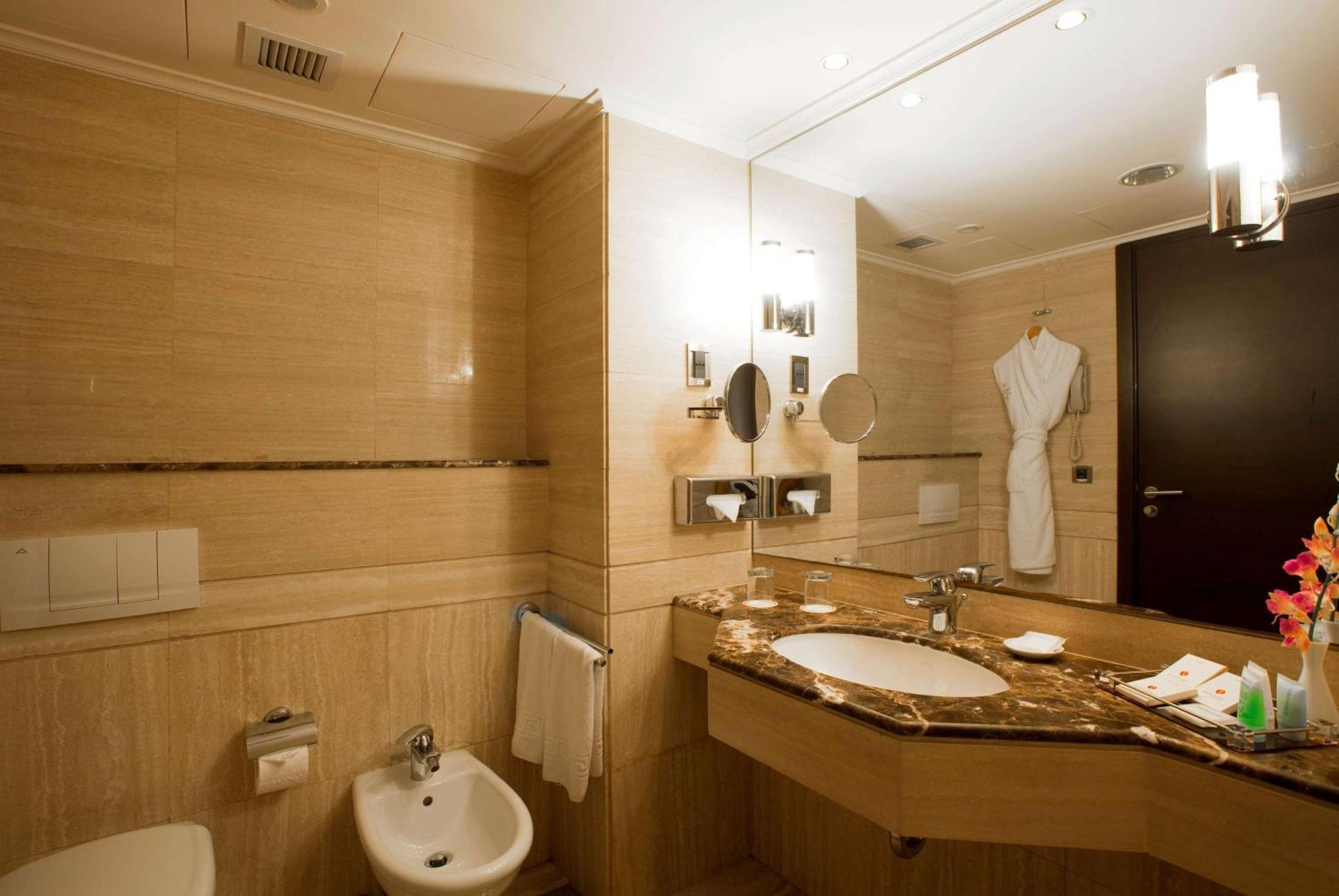 Hotel Ramada Plaza By Wyndham Beirut Raouche Extérieur photo