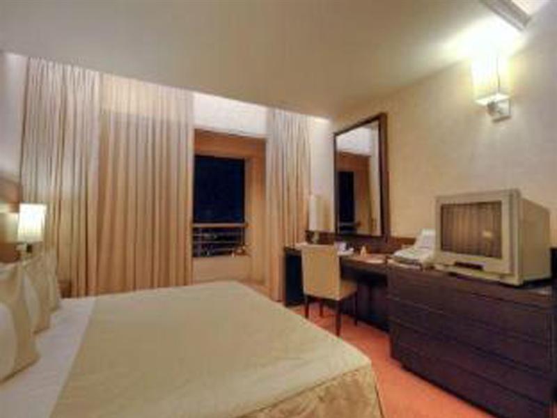 Hotel Ramada Plaza By Wyndham Beirut Raouche Extérieur photo
