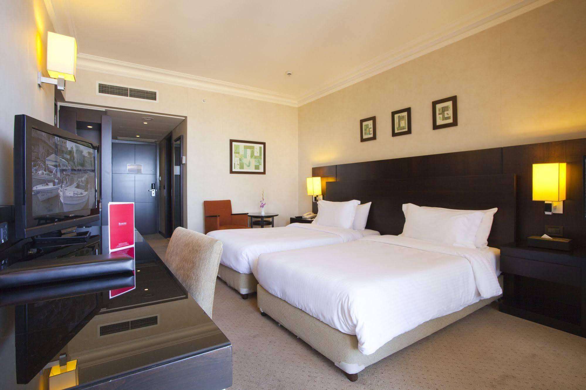 Hotel Ramada Plaza By Wyndham Beirut Raouche Extérieur photo