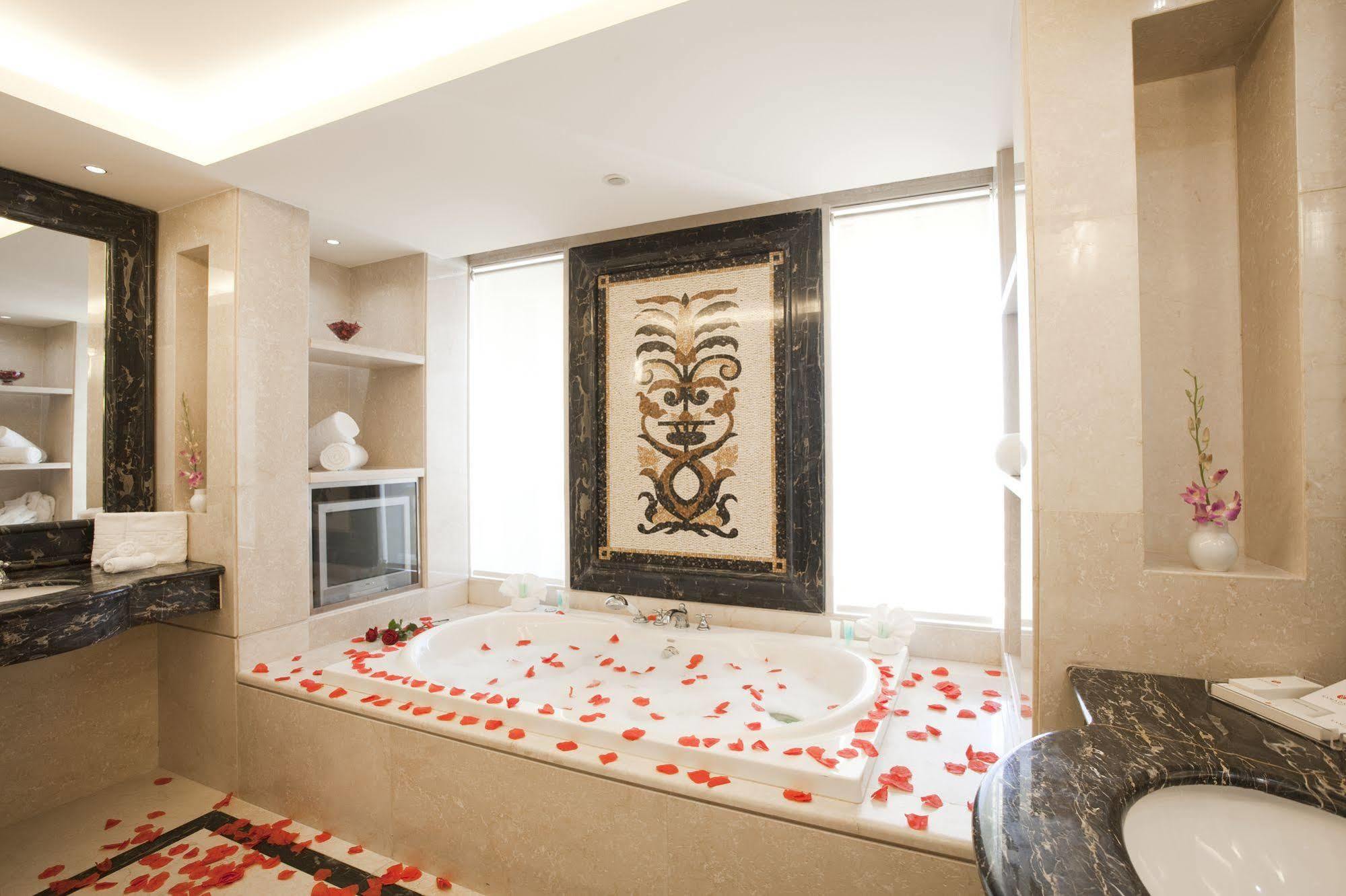 Hotel Ramada Plaza By Wyndham Beirut Raouche Extérieur photo