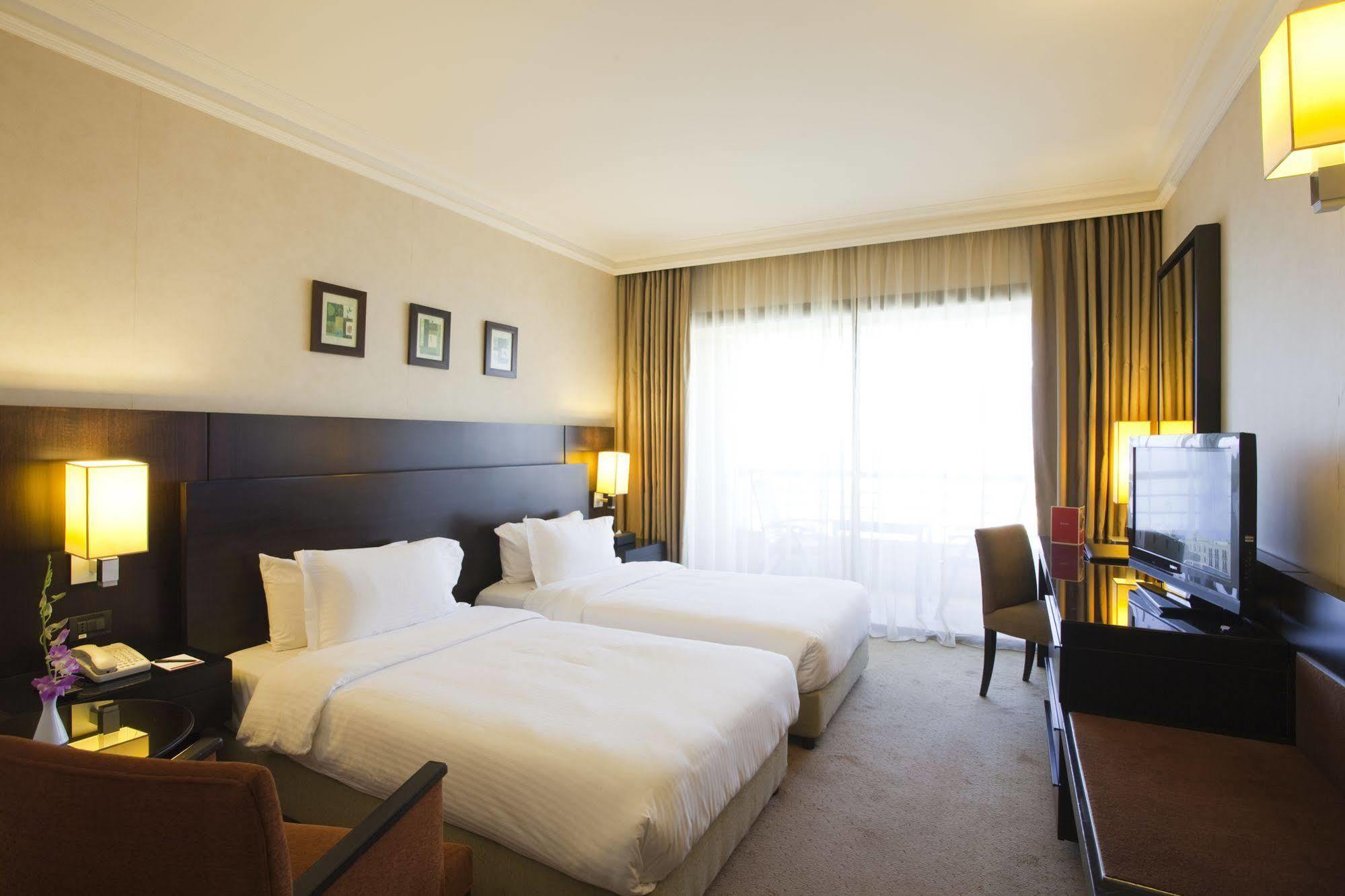 Hotel Ramada Plaza By Wyndham Beirut Raouche Extérieur photo